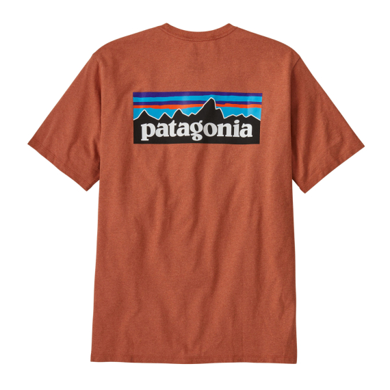 Patagonia M\'s P-6 Logo Responsibili-Tee Redtail Rust i gruppen Klær Og Fottøy / Klær / T-Skjorte hos Sportfiskeprylar.se (38504-RTLR-Sr)