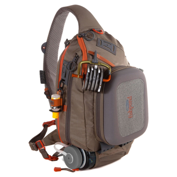 Fishpond Summit Sling 2.0 Gravel i gruppen Oppbevaring / Takkelmapper / Skulderbag hos Sportfiskeprylar.se (SS-2-0-G)