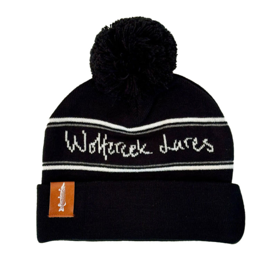 Wolfcreek Classic Logo Pom Pom Beanie - Black/White i gruppen Klær Og Fottøy / Caps Og Annet Hodeplagg / Luer Og Annet Hodeplagg hos Sportfiskeprylar.se (WCL-05-POMPOM-01-BLK-WHT)