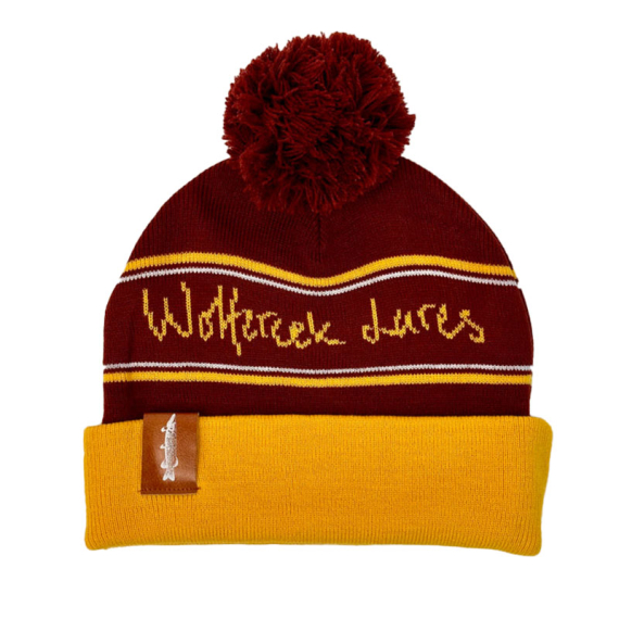 Wolfcreek Classic Logo Pom Pom Beanie - Burgundy/Mustard i gruppen Klær Og Fottøy / Caps Og Annet Hodeplagg / Luer Og Annet Hodeplagg hos Sportfiskeprylar.se (WCL-05-POMPOM-01-BRG-MUST)