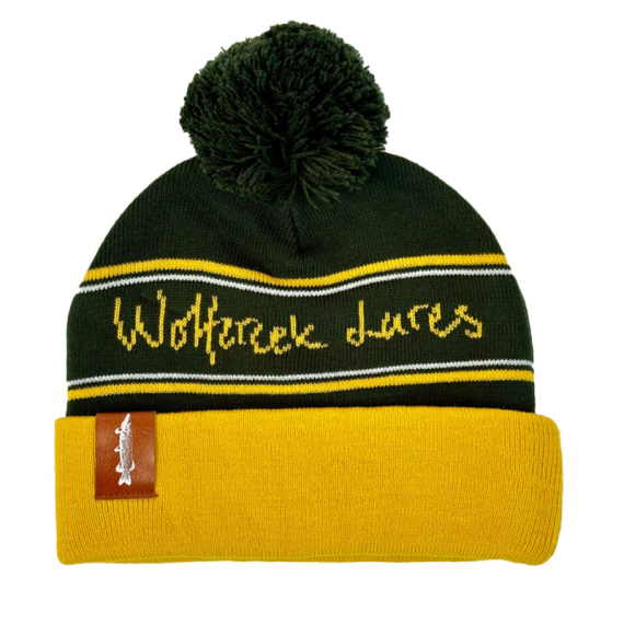 Wolfcreek Classic Logo Pom Pom Beanie - Mustard/Green i gruppen Klær Og Fottøy / Caps Og Annet Hodeplagg / Luer Og Annet Hodeplagg hos Sportfiskeprylar.se (WCL-05-POMPOM-01-MUST-GRN)