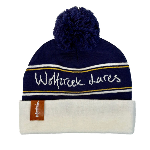 Wolfcreek Classic Logo Pom Pom Beanie - Navy/ White i gruppen Klær Og Fottøy / Caps Og Annet Hodeplagg / Luer Og Annet Hodeplagg hos Sportfiskeprylar.se (WCL-05-POMPOM-01-NVY-WHT)