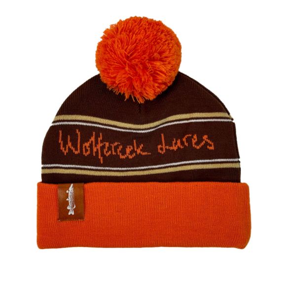 Wolfcreek Classic Logo Pom Pom Beanie - Orange/Brown i gruppen Klær Og Fottøy / Caps Og Annet Hodeplagg / Luer Og Annet Hodeplagg hos Sportfiskeprylar.se (WCL-05-POMPOM-01-ORANGE-B)